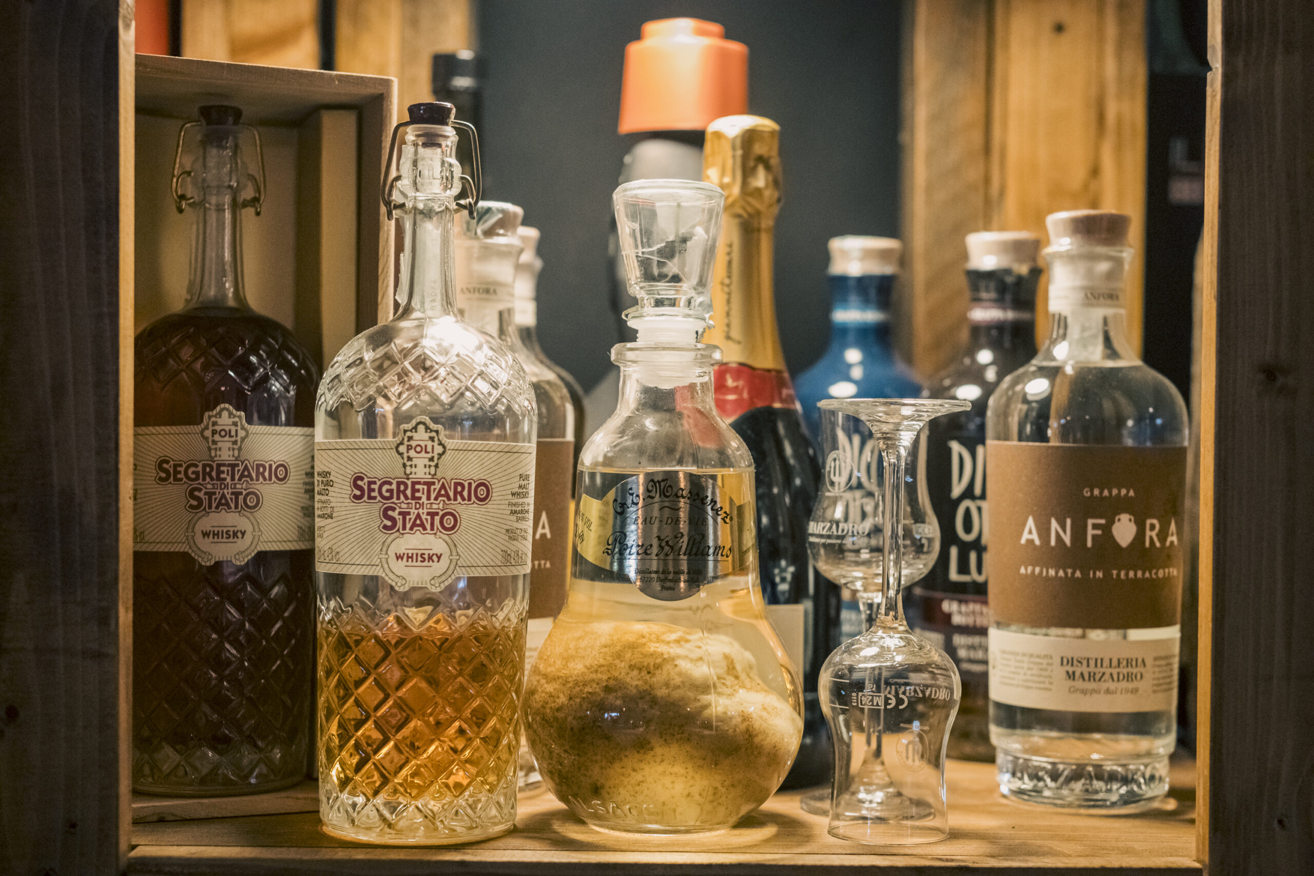 Left Parallax Background Element